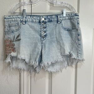 ⭐️Any 3/$20⭐️ MOSSIMO Mid Rise Super Stretch Fray Hem Embroidered Shorts—Size 16